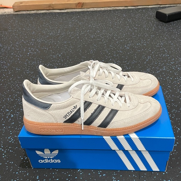 Adidas Originals Spezial trainers in Alumina / Core Black / Cloud White